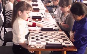 В черно-белые игры играют дети Владивостока