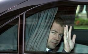 В Крыму Медведева сопровождал "скромный" кортеж из пяти машин (ВИДЕО)