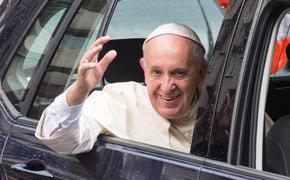 Папа Римский упал во время мессы в Польше из-за Мадонны