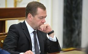 Медведев о смешных зарплатах учителей: пусть сами придумают, как ещё заработать