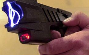 Финские пограничники отобрали у русских туристов электрошокеры