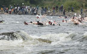 Спортсмены-экстремалы бесстрашно переплыли Керченский пролив