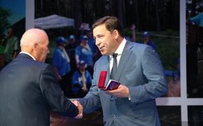 Свердловский губернатор поздравил пенсионеров области