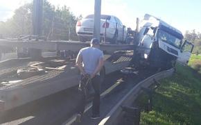 В Ленобласти попал в аварию большегруз, груженный "Бентли" (ФОТО)