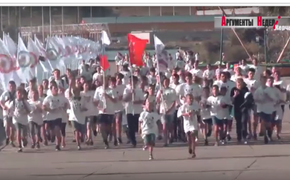 Жители Керчи в честь борьбы самбо устроили массовый забег (ВИДЕО)