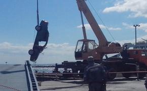 Затонувшую на Керченской переправе легковушку подняли краном (ФОТО)
