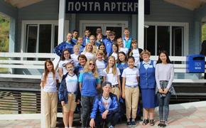 Свердловские школьницы поехали в Артек на "почтовую смену"