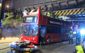 В столице Англии двухэтажный автобус протаранил мост (ФОТО)