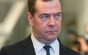 Медведева срочно эвакуировали из зала заседания