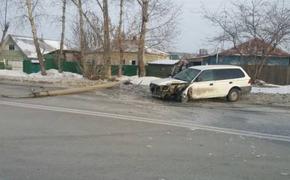 В Новосибирске автолюбитель на Хонде снес фонарный столб и уцелел (ФОТО)