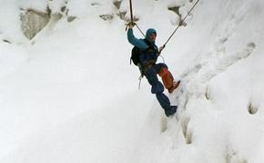 Турист на Эльбрусе чудом выжил после падения в пропасть