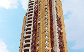 В Екатеринбурге пьяная мать свесила свою дочь с балкона пятого этажа