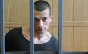 Художник Петр Павленский покинул РФ из-за уголовного дела