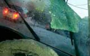 Пакет с водой пробил лобовое стекло машины в Южноуральске