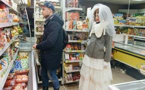 Безумная невеста, гуляющая по Кирову, оказалась Черной Мамбой