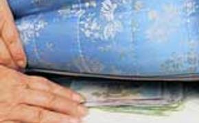 В Копейске мужчина украл из под матраса пенсионеров больше двухсот тысяч рублей