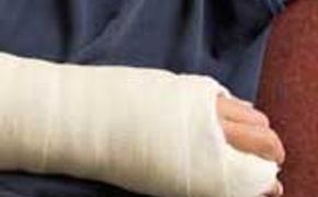 В Челябинске школьница сломала две руки на уроке физкультуры