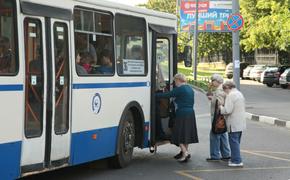 В Москве троллейбус протаранил легковушку