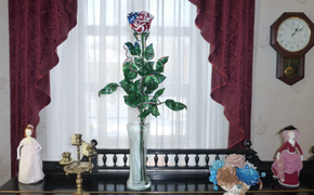 Сибирская мастерица сплела розу из бисера для Меланьи Трамп (ФОТО)