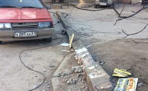 В Симферопольском дворе рухнул фонарный столб