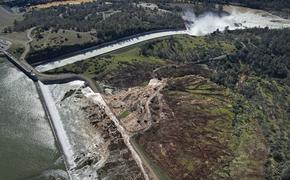 Плотина в Калифорнии разрушается и ее "бомбят" камнями с вертолетов (ВИДЕО)