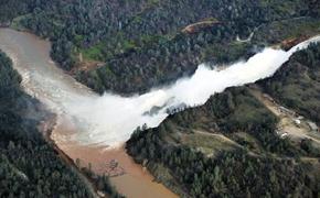 Плотину в Калифорнии прорвало, потоп наступил (ВИДЕО)