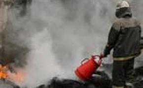 В Челябинске 46 пожарных тушили склад с краской