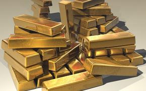 Запасы золота у российских банков упали вдвое
