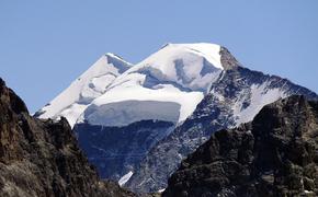 Мощная лавина сошла во французских Альпах, под снегом множество людей