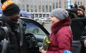 Инспекторы ГИБДД в Екатеринбурге поздравили женщин с праздником