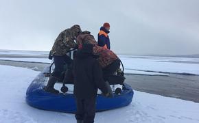 Рыболовов с детьми сняли со льдины