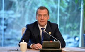 Медведев назвал “чушью” якобы собранный против него компромат