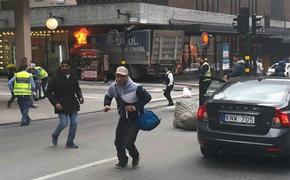 Несущийся по центру Стокгольма грузовик попал на видео (ВИДЕО)