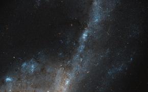 Hubble сфотографировал галактику, совершающую «самоубийство»