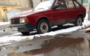 В Новосибирске появилась лужа, в которой тонут автомобили (ВИДЕО)