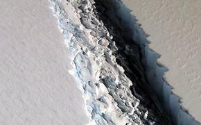 Шокирующую трещину на одном из крупнейших ледников Гренландии показало NASA