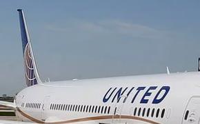 Опять скандал: United Airlines сняла с рейса летевшую на свою свадьбу пару