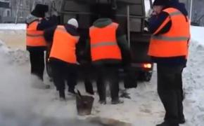 В Петербурге асфальт положили прямо в снег: ждут Путина, торопятся (ВИДЕО)