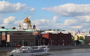 Теплоход сел на мель в центре Москвы