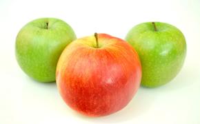У красных и зеленых яблок разные полезные свойства