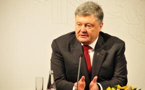 Порошенко поздравил Макрона с победой