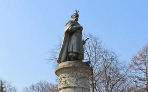 Памятник Богдану Хмельницкому на Украине решили развернуть спиной к Москве