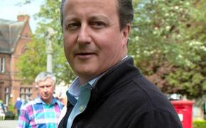 Кэмерон оскандалился в Британии: купил носки без очереди