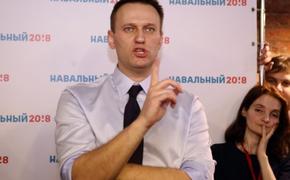 Оппозиционер Навальный взял жену и улетел из России