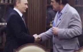 Стоун подарил Путину пустую коробку из-под DVD