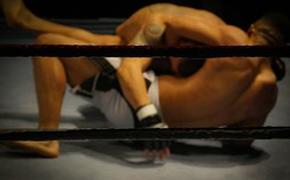 В Париже зрители избили кикбоксера на ринге после нокаута своего бойца