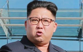 Ким Чен Ын по-царски одарил создателей ракеты, подарив им сборники своих цитат