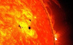 NASA зафиксировало на Солнце пятно размером, превышающим Землю (ВИДЕО)