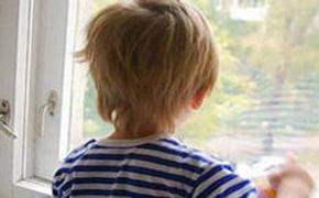 В Кирове из окна 4 этажа выпал двухлетний ребенок