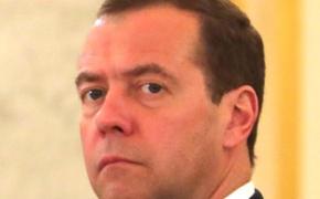 Медведев требует ни в коем случае не экономить на социальных расходах